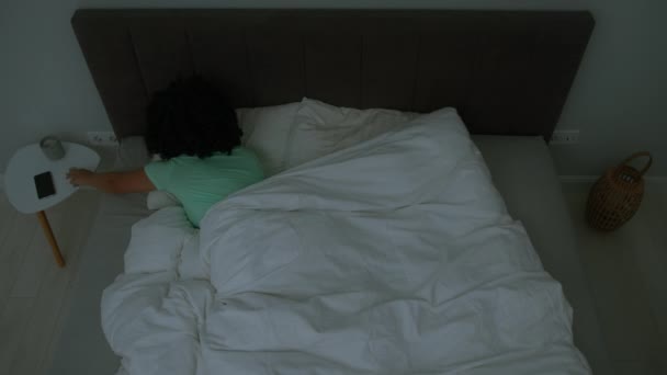Porträtt Ung Glad Vacker Kvinna Färg Leende Liggande Bekväm Säng — Stockvideo