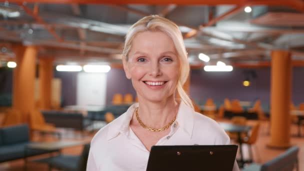 Uśmiechnięta Dojrzała Blondynka Formalnym Stroju Szukająca Kamery Biurze Bizneswoman Uczucie — Wideo stockowe