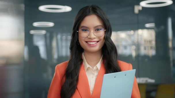 Sorrindo Asiático Jovem Mulher Óculos Modernos Roupa Formal Olhando Para — Vídeo de Stock