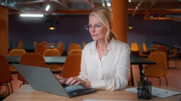Ältere Erwachsene Ceo Frau Professionelle Marketing Manager Mit Laptop Müde — Stockvideo