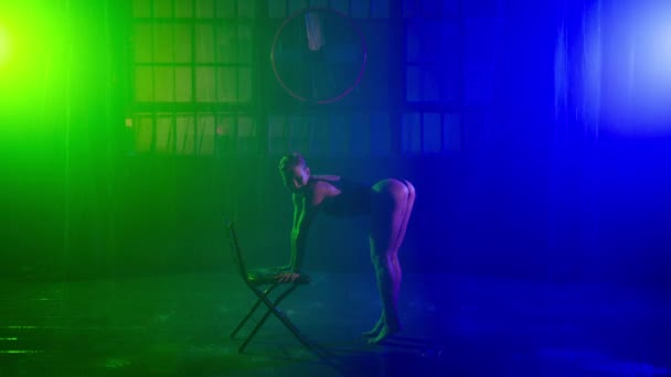 Молода Гаряча Сексуальна Танцівниця Виступає Стільці Вологому Танцмайданчику Під Падаючим — стокове відео