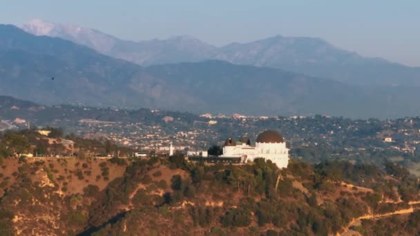 在空中俯瞰格里菲斯公园天文台 洛杉矶市中心的天际线 高雪山移动的背景 加州在美国的旅游目的地 Los Angeles Usa February 2023 — 图库视频影像