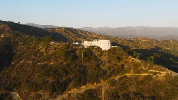 Drohnenaufnahme Des Griffith Park Observatoriums Mit Hochgebirgsgipfel Auf Bewegungshintergrund Kalifornien — Stockvideo