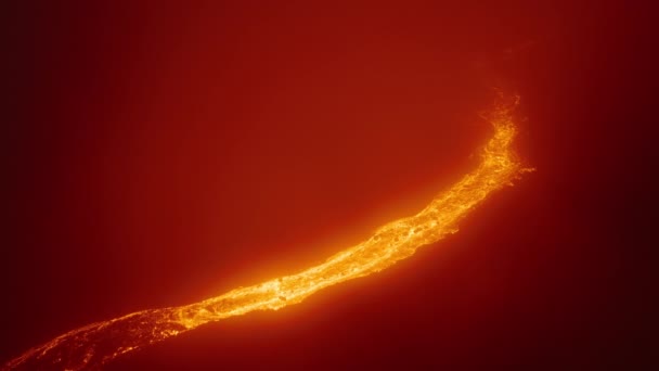 夏威夷莫纳罗山火山喷发的空中夜景 4K无人驾驶飞机发射的熔岩从火山口流出 在史诗般的炽热熔岩河流在黑暗中流动 在炽热的橙色云中飞行的无人机 — 图库视频影像