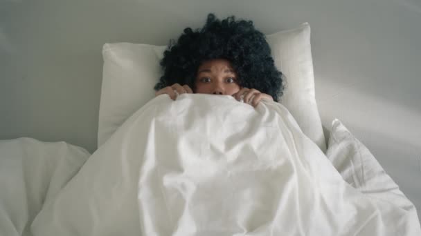 Korkmuş Afro Amerikan Kadın Battaniyesinden Yatağında Kocaman Korkmuş Gözleriyle Kameraya — Stok video