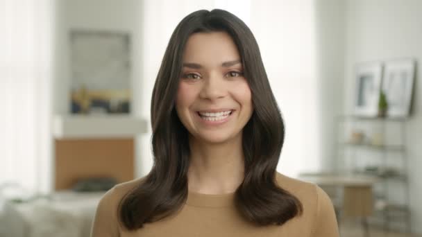 Θετική Γυναίκα Που Κοιτάζει Κάμερα Χαμογελώντας Λευκά Υγιή Δόντια Έννοια — Αρχείο Βίντεο