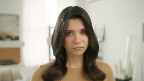 Negativní Emoční Ženský Obličej Zdůrazňoval Chybu Obával Špatné Zprávy Doma — Stock video