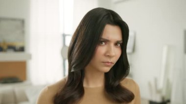 Güzel bir kadın sorun ya da soruna deli olur. Olumsuz duygusal kadın yüzü hata konusunda stresli, evde kötü haberler hakkında endişeli 4K yavaş çekim. Kızgın genç kadın hayal kırıklığına uğramış hissediyor.