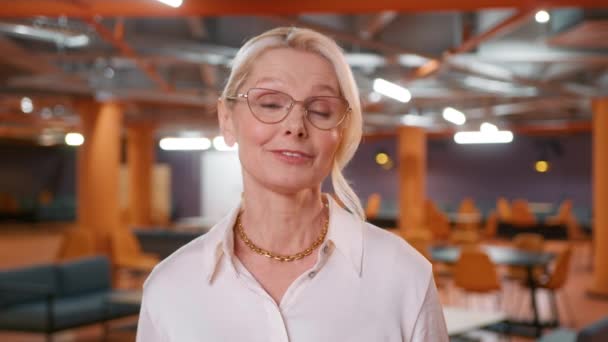 Usmívající Pozitivní Zralá Žena Let Stylových Brýlích Dívajících Kamery Businesswoman — Stock video