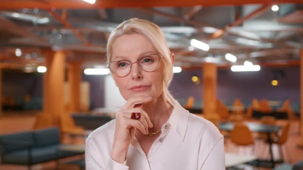 Seriöse Geschäftsfrau Auf Der Suche Nach Inspiration Machen Entscheidung Fühlen — Stockvideo