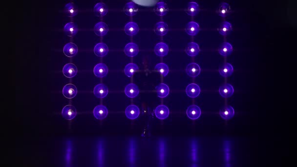 Одна Женщина Исполняет Профессиональные Поп Хип Хоп Танцы Ночном Клубе — стоковое видео