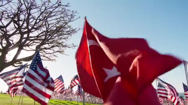Drapeau Turquie Agitant Dans Vent Avec Nombreux Drapeaux Américains Sur — Video