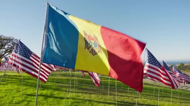 Vlag Van Andorra Zwaaiend Wind Met Veel Amerikaanse Vlaggen Beweging — Stockvideo