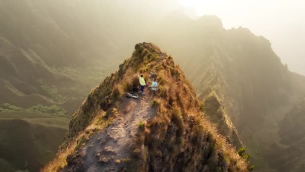 Epicka Propozycja Dramatycznego Wybrzeża Pali Złotym Zachodzie Słońca Wyspa Kauai — Wideo stockowe