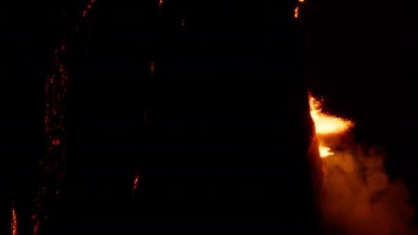 Vertikální Záběr Obrovské Lávové Fontány Vystřelující Vzduchu Sopečné Erupce Hawaii — Stock video