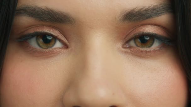 Zoom Macro Avelã Olhos Verdes Mulher Bonita Jovem Lento Movimento — Vídeo de Stock