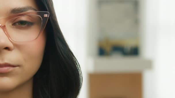 Glücklich Attraktive Intelligente Menschen Multi Ethnische Schöne Frauenporträt Brille Nahaufnahme — Stockvideo