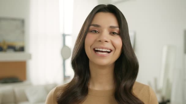 Close Fröhliche Mode Modell Weibliche Mädchen Kosmetische Schönheit Selbstbewusste Glückliche — Stockvideo