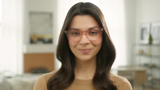 Πορτρέτο Της Νεαρής Ευτυχούς Έξυπνη Δασκάλα Γυναίκα Κομψό Eyewear Κοιτάζοντας — Αρχείο Βίντεο