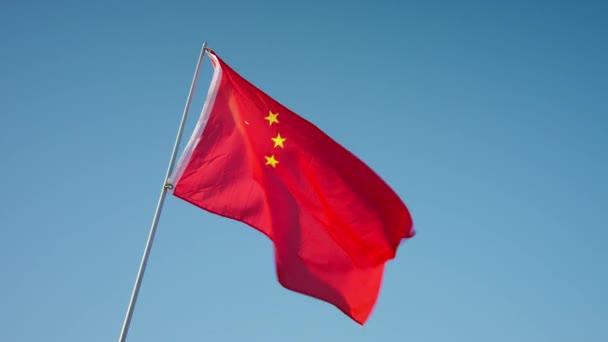 Çin Kırmızı Bayrağını Rüzgarda Sallayarak Kırmızı Kamera Görüntüsü Çin Cumhuriyeti — Stok video