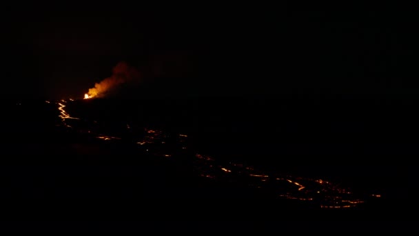 Rød Orange Gul Glødende Varm Lava Magma Bryder Vulkan Natten – Stock-video