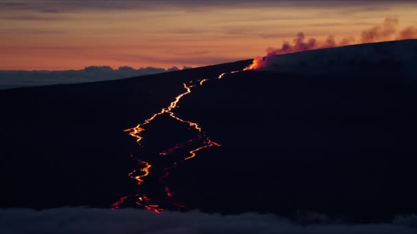 Indrukwekkend Episch Uitzicht Roodgloeiende Gesmolten Lavastroom Die Stroomt Uit Kloof — Stockvideo