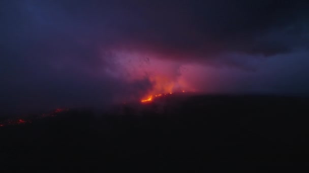 Hihetetlen Drámai Vulkánkitörés Őrült Felüljáró Lávafolyó Felett Ami Hawaii Szigeteki — Stock videók