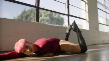 Müzik klibi stüdyosu çekim yapıyor. Seksi pop ya da blues RnB video dans sahnesi çekmek. Bir profesyonel dansçının seksi hareketler yapması ve modern parlak stüdyo arka planında yerde sicim göstermesi.