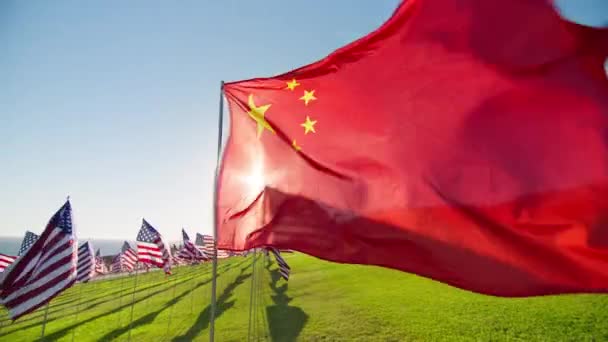 Çin Bayrağı Rüzgarda Dalgalanırken Arka Planda Birçok Amerikan Bayraklarıyla Altın — Stok video