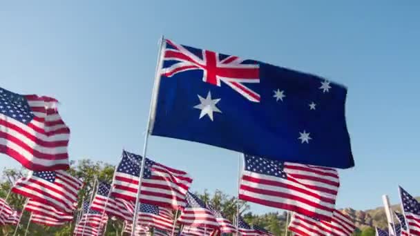 Vlag Van Australia Zwaaien Wind Met Veel Amerikaanse Vlaggen Beweging — Stockvideo