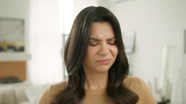 Frustrierte Gestresste Junge Brünette Frau Die Hause Mit Kopfschmerzen Migräne — Stockvideo