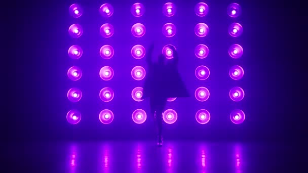 穿着时髦服装的时髦舞蹈家在夜总会的音乐会上表演 夜生活 派对概念拍摄 专业Rnb舞蹈演员在明亮五彩斑斓的灯光下舞动臀部的轮廓 — 图库视频影像