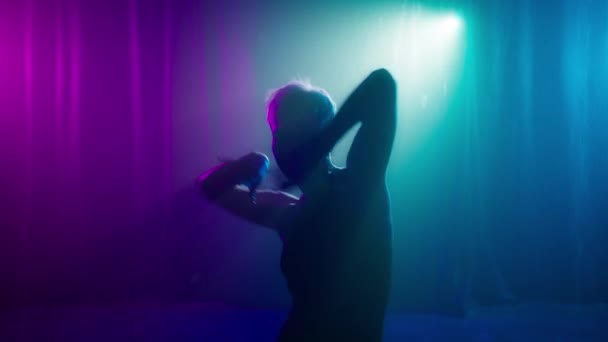 Sylwetka Cienia Zmysłowej Modelki Porusza Się Powoli Lub Tańczy Neonowym — Wideo stockowe