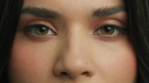 Закрыть Латиноамериканское Женское Лицо Привлекательная Брюнетка Открывающая Красивые Карие Глаза — стоковое видео