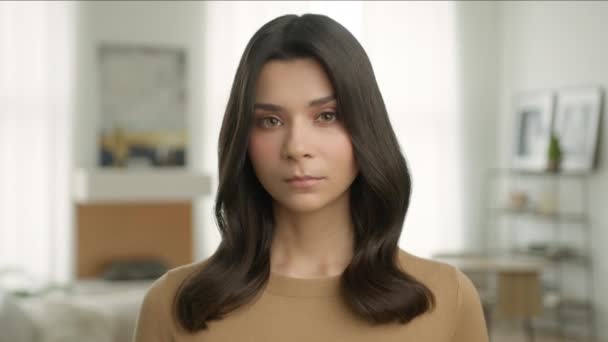 Zoom Πορτρέτο Της Νεαρής Κομψής Γυναίκας Κοιτάζοντας Σοβαρή Αυτοπεποίθηση Έκφραση — Αρχείο Βίντεο
