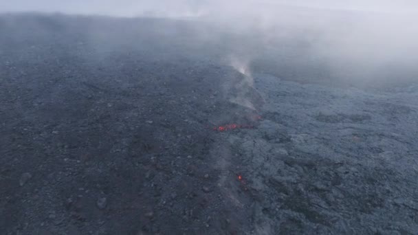 Vzdušný Výstřel Dron Rudé Horké Lávy Která Proudí Mrzne Kouřem — Stock video