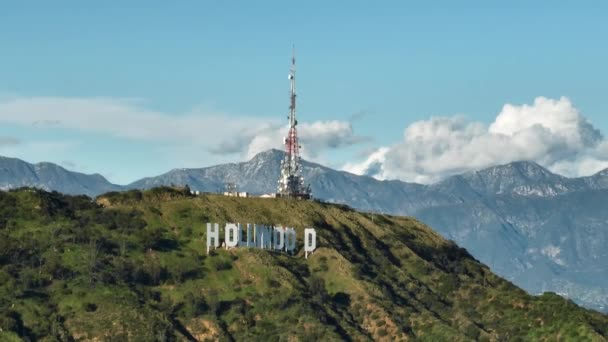 Epickie Ujęcie Słynnego Hollywood Sign Pięknych Zielonych Wzgórzach Słoneczny Letni — Wideo stockowe