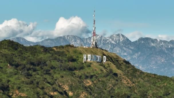 할리우드 힐스를 관광객들 구름낀 움직이는 할리우드 사인의 장면의 캘리포니아주 로스앤젤레스 — 비디오