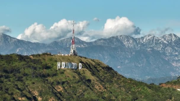 Beroemd Los Angeles Oriëntatiepunt Hollywood Sign Prachtige Groene Heuvels Zonnige — Stockvideo