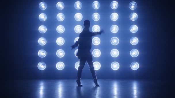 Sylwetka Profesjonalnego Wykonawcy Rnb Taniec Poruszające Biodra Jasnych Kolorowych Strobing — Wideo stockowe