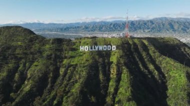 Helikopter Los Angeles City Kaliforniya 'yı Mart 2023' te görüyor. Hollywood 'da harika bir manzara Burbank' in yeşil tepelerindeki güzel tabela ve hareketli arka plandaki bulutlarla kaplı yüksek dağ zirveleri.