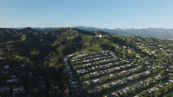 Drohnen Luftaufnahmen Die Sich Auf Ein Schönes Haus Mit Pool — Stockvideo