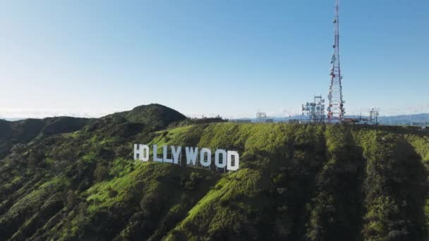 ロサンゼルス カリフォルニア 2023年3月 ロサンゼルスとバーバンクシティのスカイラインとハリウッドの看板 巨大な白い文字でヘリコプターのクローズアップビュー カリフォルニア州と米国のシンボル 休暇の観光コンセプト — ストック動画