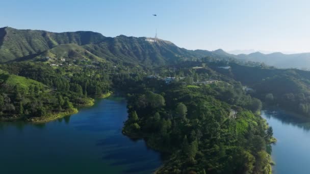 Сцена Над Голубым Голливудским Водохранилищем Глубокой Голубой Водой Зеленых Голливудских — стоковое видео