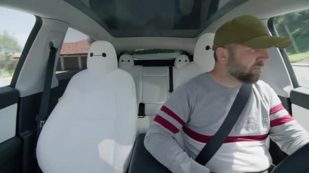 Зрілий Водій Чоловічої Статі Всередині Машини Tesla Model Використовує Технологію — стокове відео