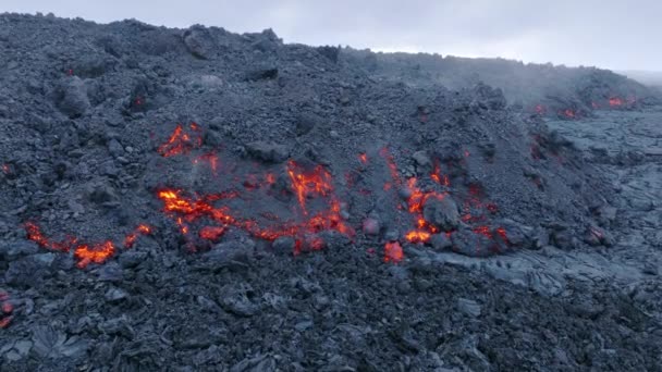 黒い石炭の煙で流れ 凍る赤い熱い溶岩の無人機上の自然な空中ショット 太平洋のハワイ島で活発な火山の煙の表面アメリカの野生の自然信じられないほどの自然イベント — ストック動画