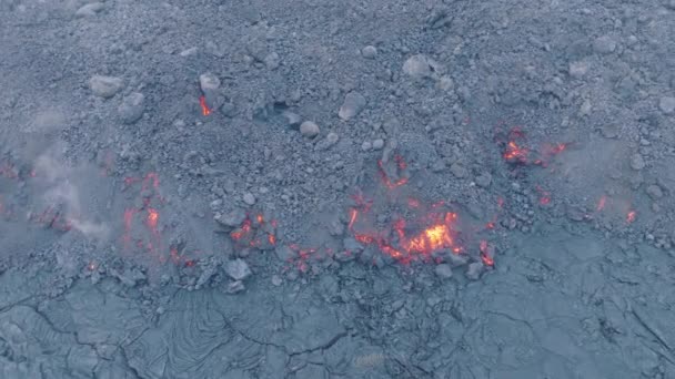 美丽的空中拍摄的无人机红色的热熔岩流动和冻结与烟雾在黑色的煤块 太平洋夏威夷岛活火山的烟雾表面美国野生动物难以置信的自然事件 — 图库视频影像