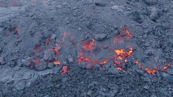赤い熱い溶岩が流れ 黒い石炭の煙で凍結する無人機で空中ショットをトップダウンします 太平洋のハワイ島で活発な火山の煙の表面アメリカの野生の自然信じられないほどの自然イベント — ストック動画
