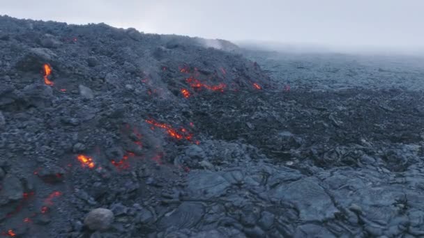 環境用の空中ドローンは 黒い石炭の煙とともに 赤い熱い溶岩の流れと凍結を撃ちました 太平洋のハワイ島で活発な火山の煙の表面アメリカの野生の自然信じられないほどの自然イベント — ストック動画