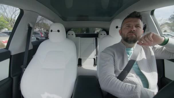 Sopir Pria Dewasa Dalam Mobil Tesla Model Menggunakan Teknologi Self — Stok Video